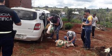 Encontraron un auto con patente brasileña y 26 panes de marihuana\u002E