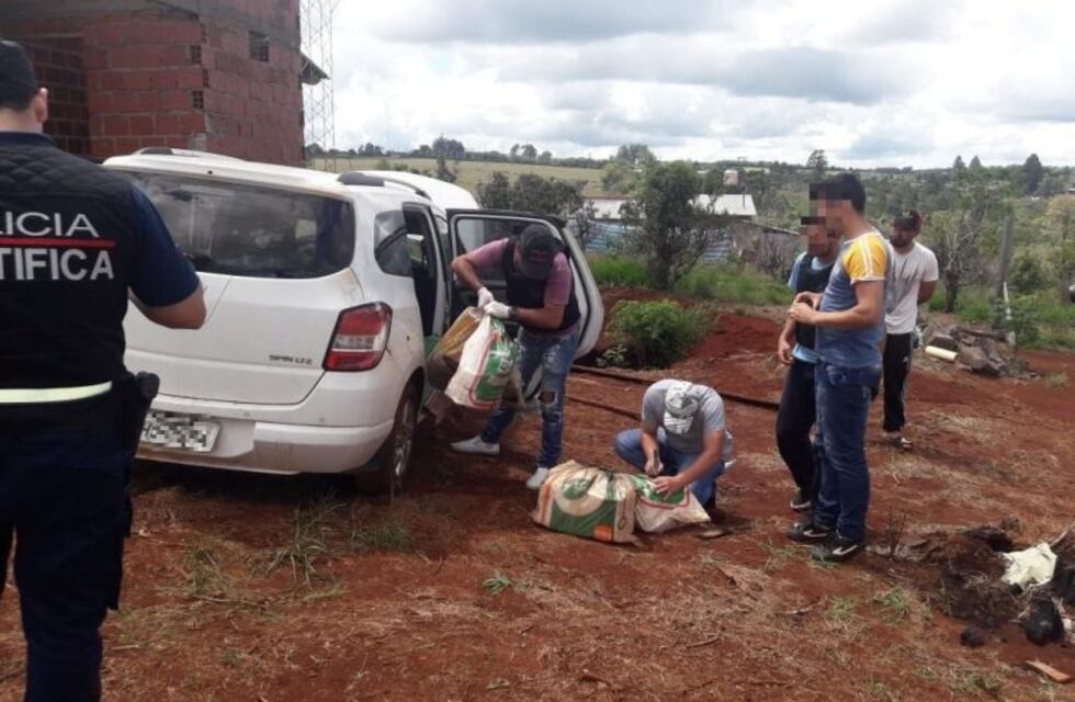 Hallaron un auto con patente brasileña repleto de droga en San Vicente