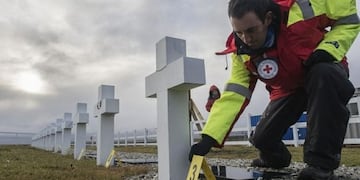 Equipo Argentino de Antropología Forense en cementerio Darwin - Islas Malvinas