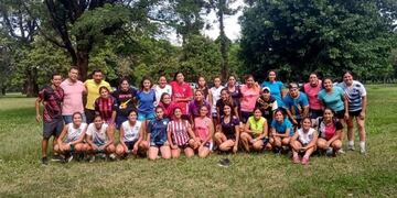 Plantel “A” y “B” de UTHGRA luego del entrenamiento en el parque\u002E Foto: Fútbol Femenino Tucumán\u002E