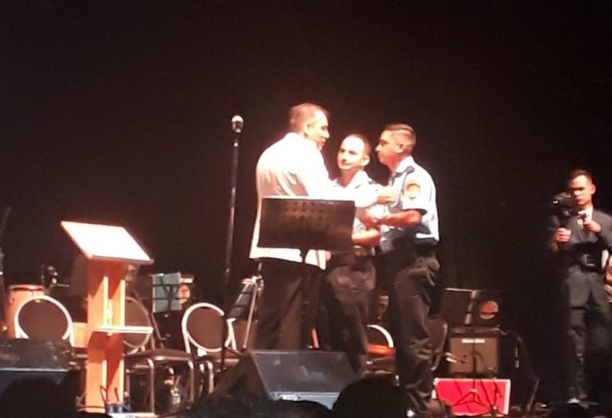 Condecoraron a dos Policías que salvaron la vida de un bebé en Alta Gracia