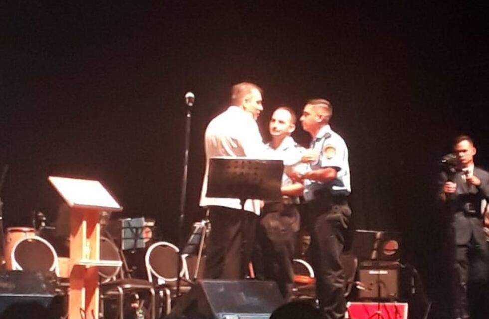 Condecoraron a dos Policías que salvaron la vida de un bebé en Alta Gracia