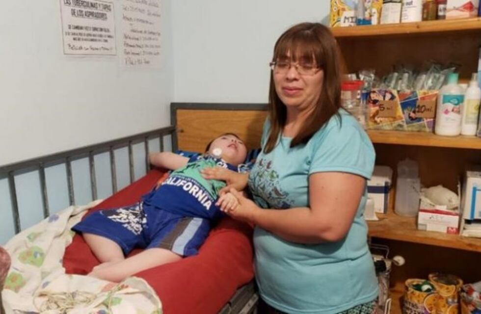 Una familia repleta de amor: adoptaron a dos niños con parálisis cerebral