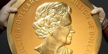 FILE PHOTO - Picture taken in Vienna, Austria on June 25, 2010 shows experts of an Austrian art forwarding company holding one of the world's largest gold coins, a 2007 Canadian $ 1,000,000