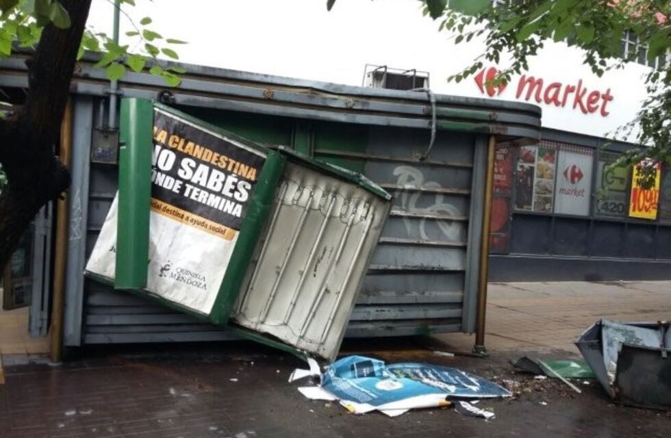 Un colectivo se estrelló contra un kiosco de revistas