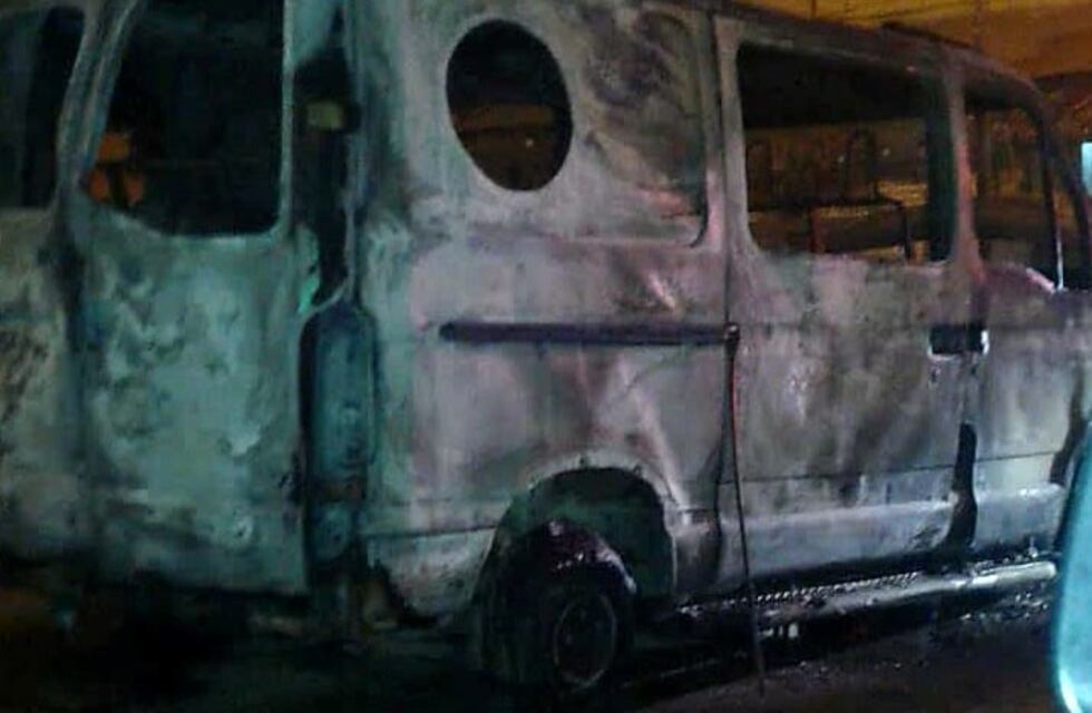 Se incendió por completo un utilitario y la explosión hizo estallar los vidrios de un local