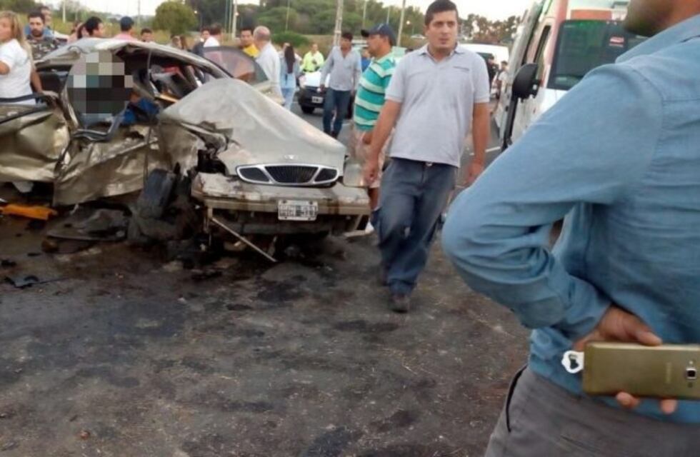 Un muerto y cinco heridos tras un impactante accidente en la Autopista a Santa Fe