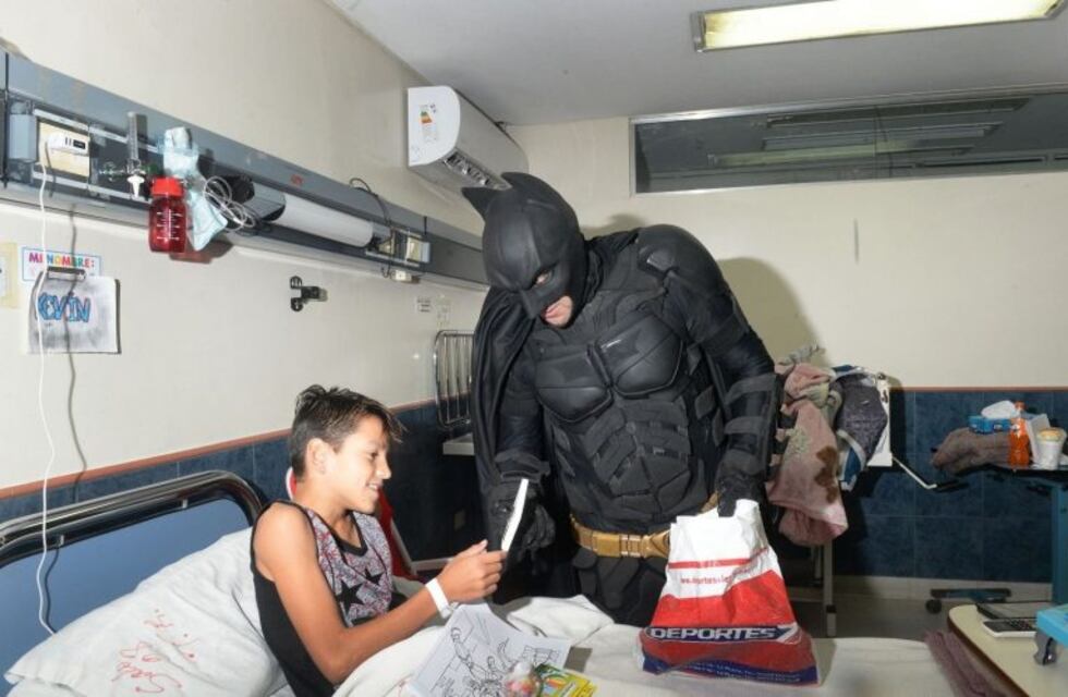 Semana solidaria del Batman platense a los menores del Hospital de Niños