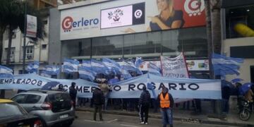 Imagen de la manifestación de los trabajadores realizada en 2018 frente al local de Gerlero por despidos\u002E