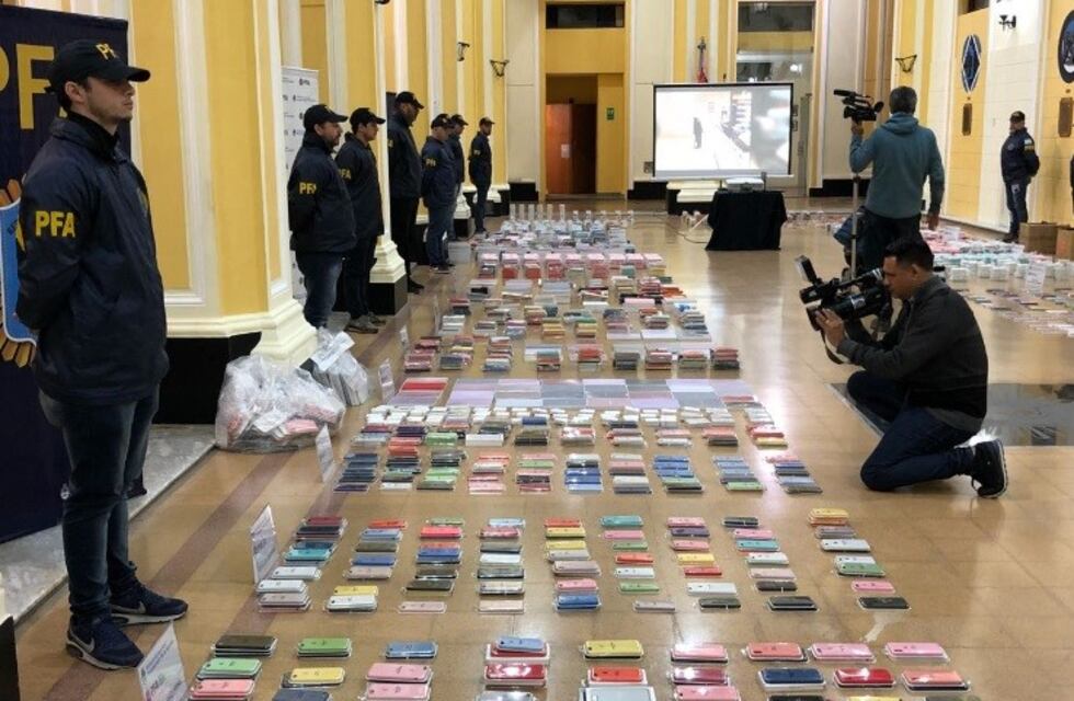 Allanaron un local de un shopping rosarino por vender fundas de celulares truchas