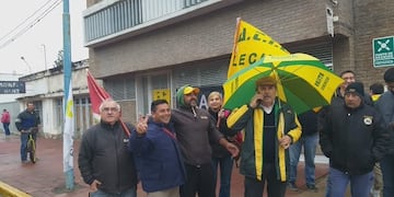 manifestación de ATILRA frente a las oficinas de Williner de Bv\u002E Roca (@ADN979FM)