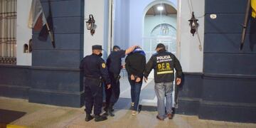 Dos hermanos detenidos por el robo al maxikiosco\u002E\nCrédito: PER