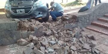 Una mujer que caminaba por la vereda de la plazoleta terminó lesionada\u002E