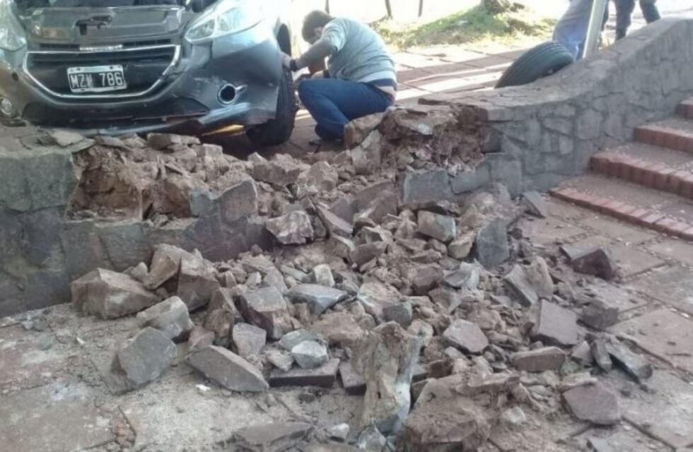 Tras un choque atropelló a una persona sobre una plaza