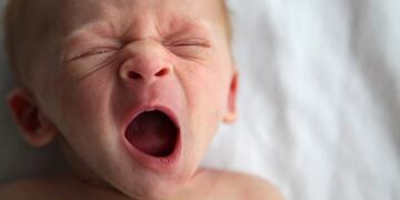 La tierna reacción de un bebé al recibir mimos con un masajeador capilar