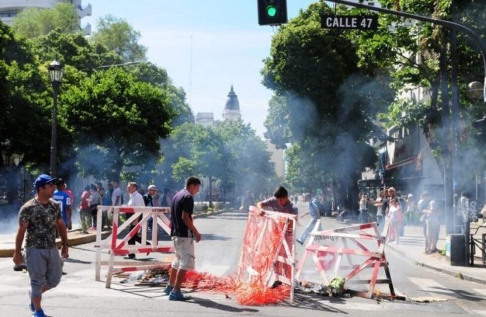 La Plata: serios incidentes en un operativo para sacar a los manteros