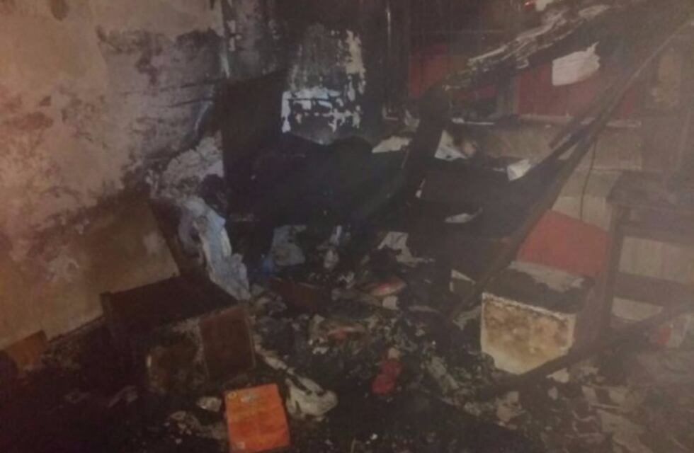 Un incendio arrasó con una vivienda en menos de dos horas