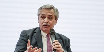 Alberto Fernández, candidato presidencial por el Frente de todos, habla durante el evento \