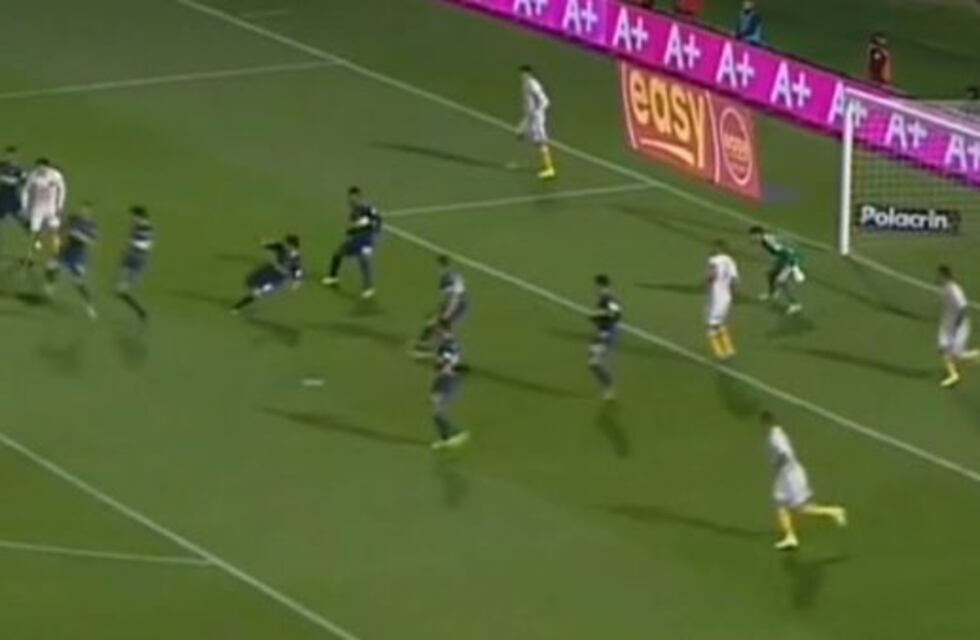 ¿Fue penal para Central? La insólita mano de Pablo Pérez en el área de Boca