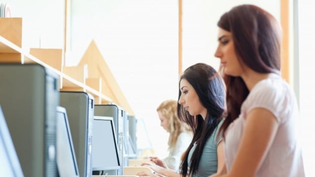 jovenes con computadoras\u002E