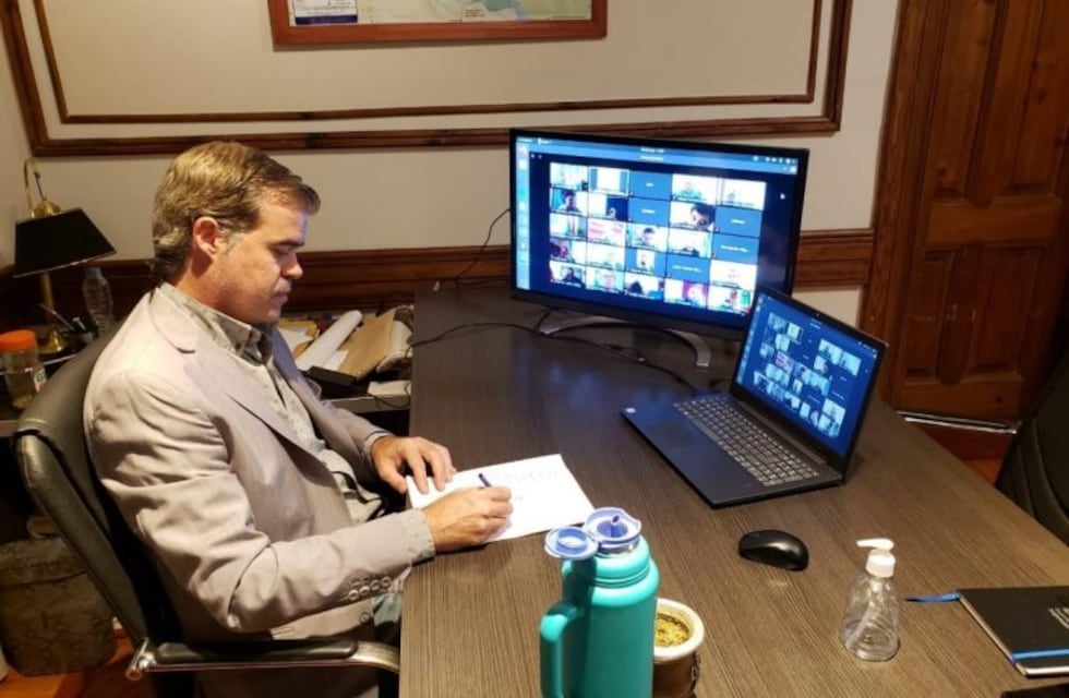 El intendente de Gualeguaychú firmó el decreto para reglamentar programa de microcréditos
