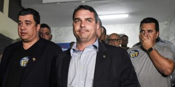 Flavio Bolsonaro (C), son of Brazil's right-wing presidential frontrunner Jair Bolsonaro, is seen at Santa Casa hospital where his father was being treated in the southeastern city of Juiz de Fora on September 7, 2018\u002E - Brazil's right-wing presidential frontrunner Jair Bolsonaro was stabbed and seriously injured while campaigning on September 6, with police saying the suspect claimed to be acting on orders from God\u002E (Photo by Fabio TEIXEIRA / AFP)