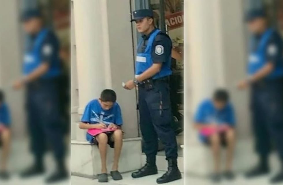 La imagen de un policía que se hizo viral: ayuda a un niño en situación de calle a hacer la tarea