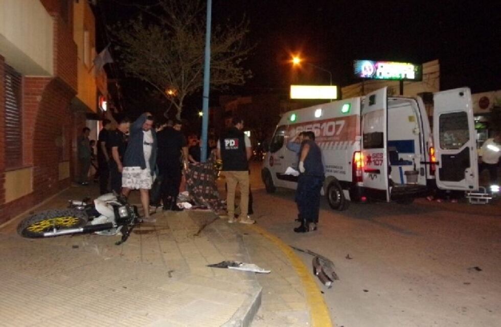 Un futbolista de 23 años murió luego de chocar contra una camioneta a bordo de su moto