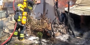 El fuego se habría iniciado en un depósito contiguo a la casa y se propagó rápidamente dejando importantes daños materiales\u002E