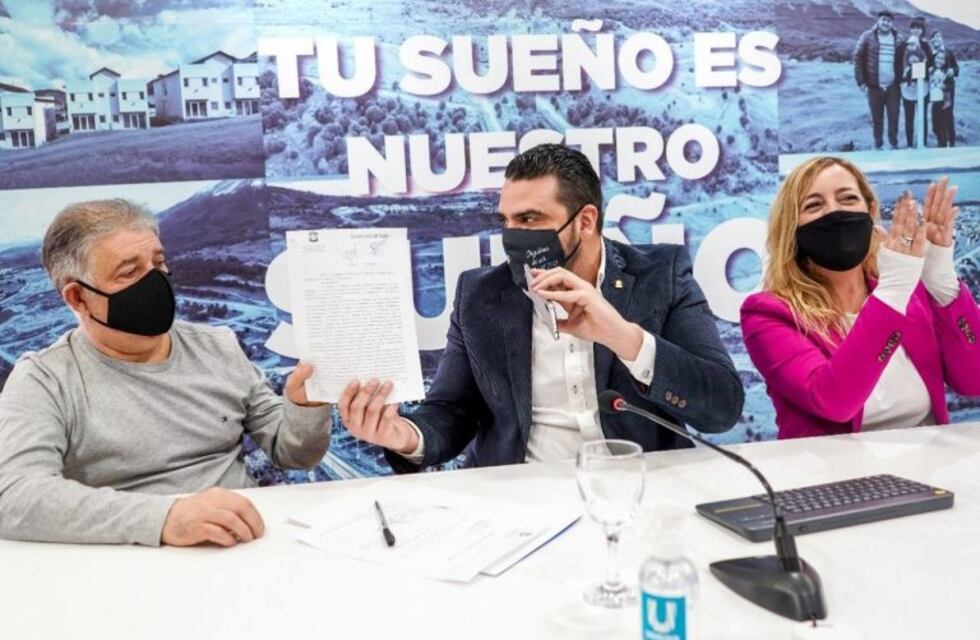 El Intendente Walter Vuoto hizo entrega del decreto de adjudicación del terreno al Tiro Federal "2 de abril"