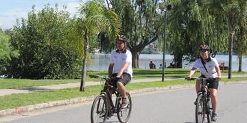 Jóvenes en bicicletas Carlos Paz. Imagen ilustrativa.