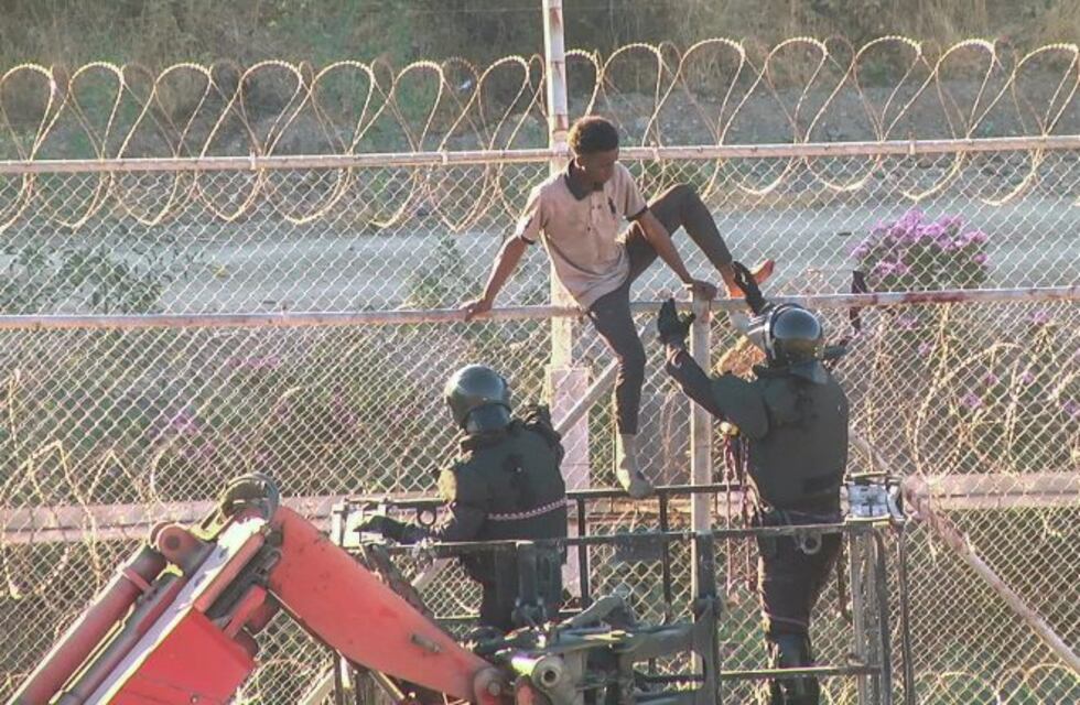 Más de 600 inmigrantes entraron a España tras saltar la valla fronteriza de Ceuta