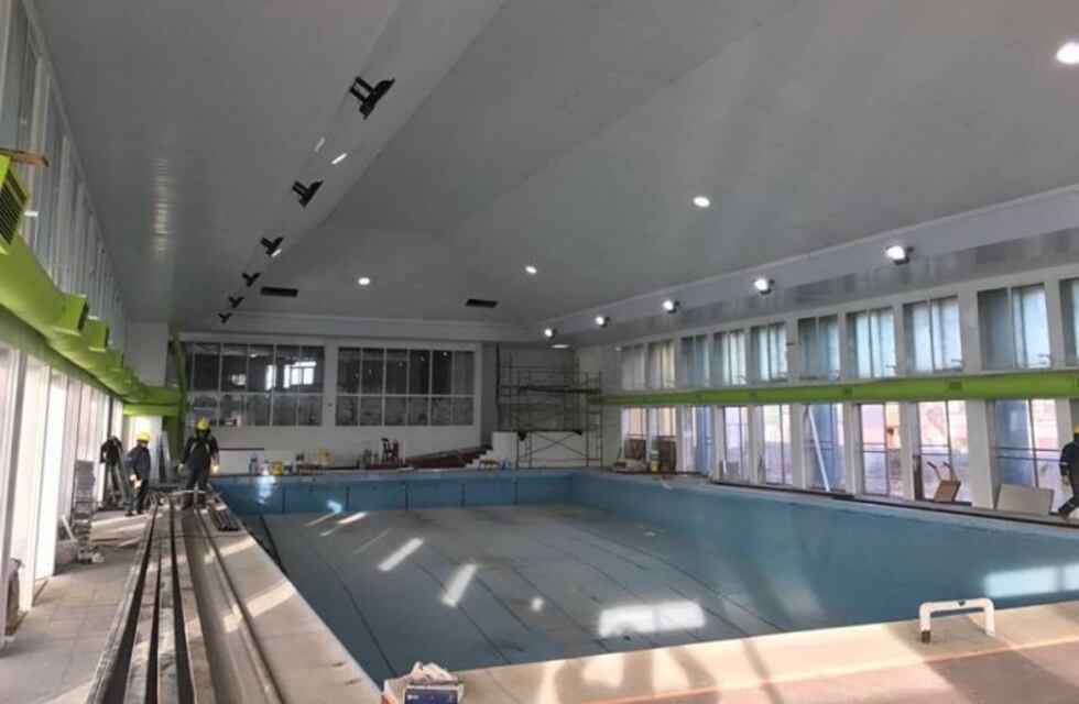 Las Heras: realizan intensas tareas para renovar el natatorio municipal