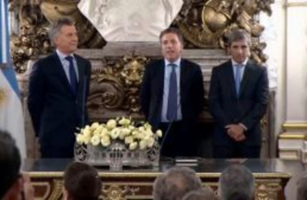 Macri a Dujovne: "¡Con más alegría! Dejemos la cara de preocupación para cuando estés ahí sentado"