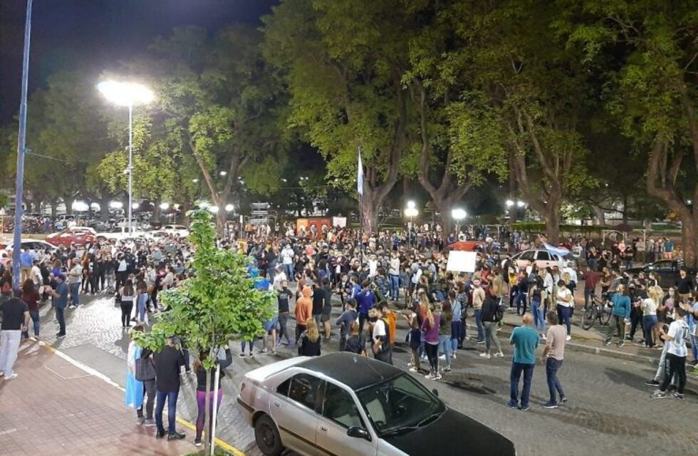 Manifestación frente a la Municipalidad: rompieron vidrios y el Ejecutivo apunta a la oposición
