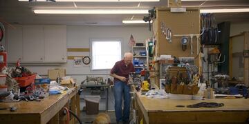 La historia del veterinario de 92 años que se retiró y fabrica sillas de ruedas para animales