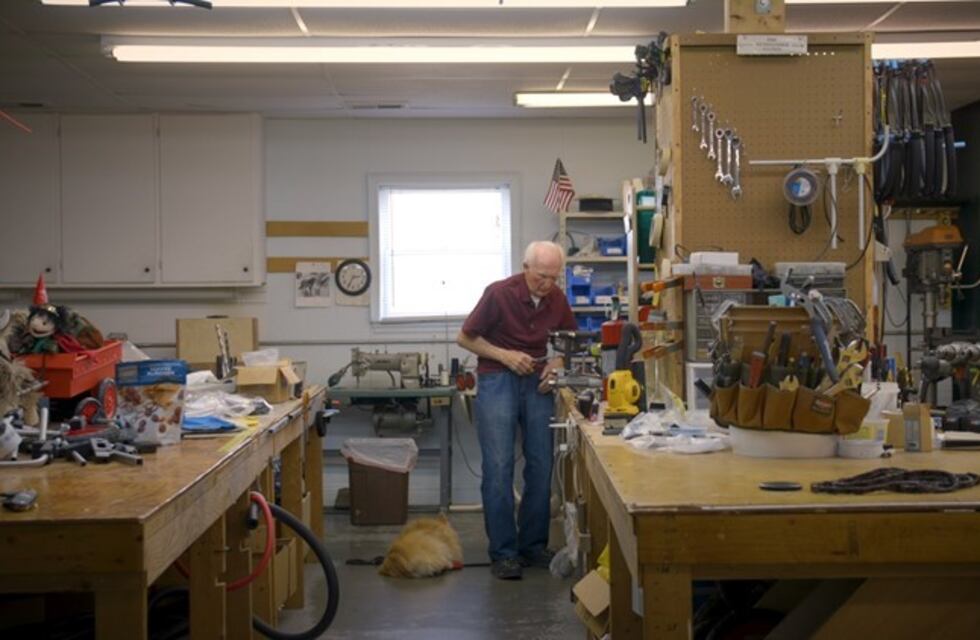 La historia del veterinario de 92 años que se retiró y fabrica sillas de ruedas para animales