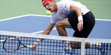 Leonardo Mayer no pudo con Roger Federer y se despidió de Cincinnati\u002E Foto: AP\u002E