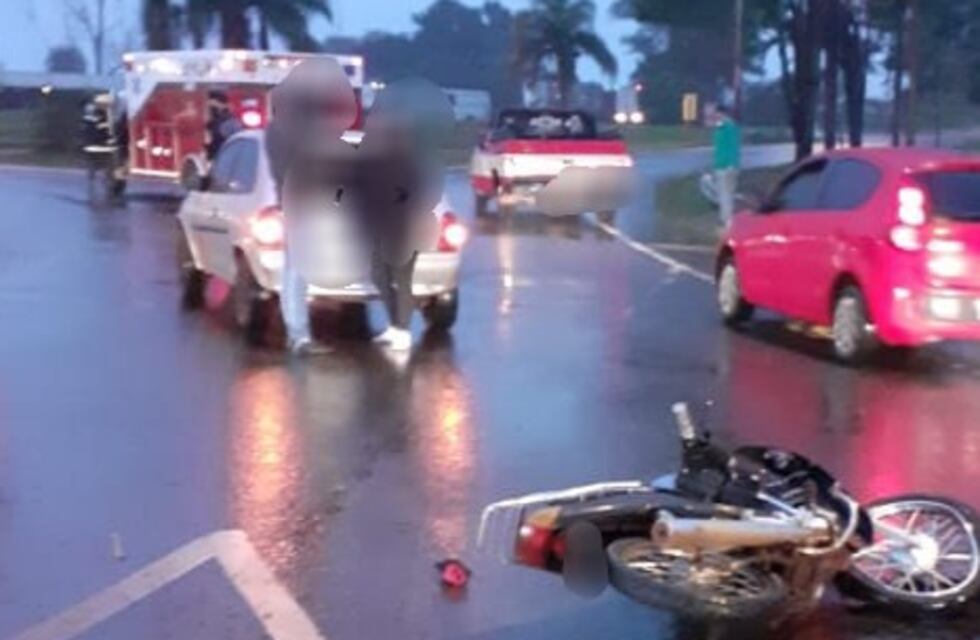 Una moto chocó de atrás a un auto y sus ocupantes terminaron lesionados