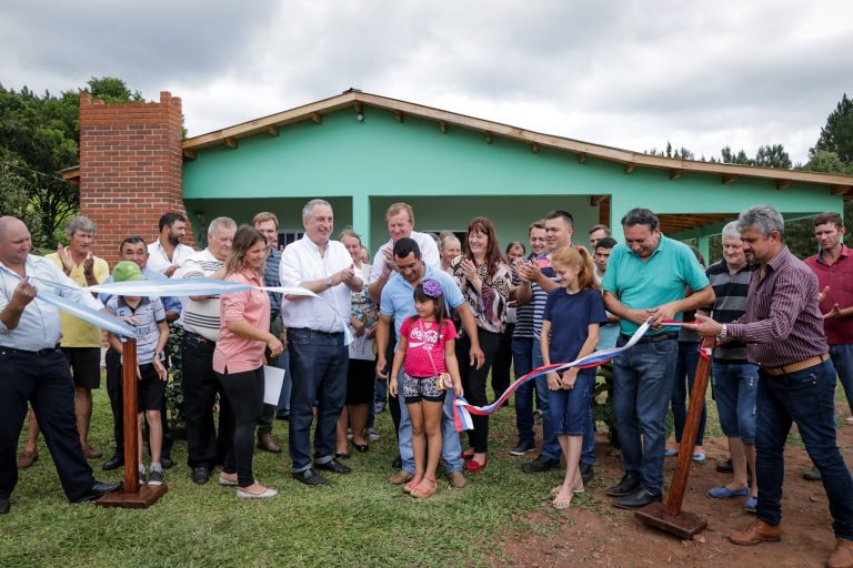 Passalacqua entregó 33 títulos de propiedad a familias rurales de Colonia Aurora