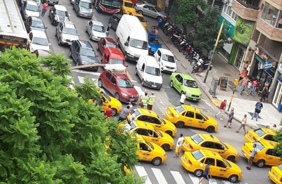 La protesta de taxistas llegó a la Municipalidad y hay corte total de tránsito en la zona