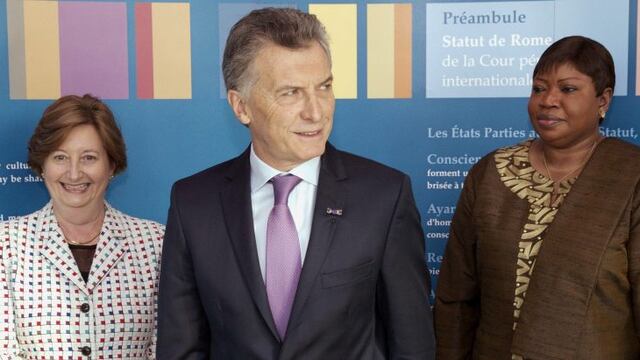 HAY10 LA HAYA (HOLANDA) 28/03/2017.- El presidente argentino, Mauricio Macri (c), la jueza argentina Silvia Fernu00e1ndez de Gurmendi (izq), y la fiscal Fatou Bensouda visitan el Tribunal Penal Internacional en La Haya (Holanda) hoy, 28 de marzo de 2017, en e