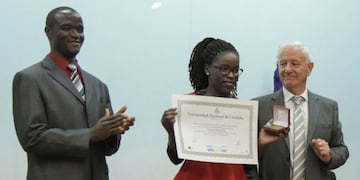 La UNC distinguió a los ajedrecistas Phiona Mutesi y Robert Katende\u002E