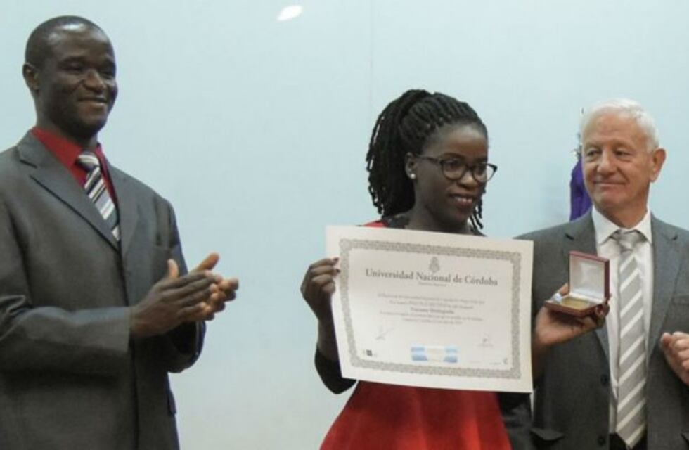 La UNC distinguió a los ajedrecistas Phiona Mutesi y Robert Katende