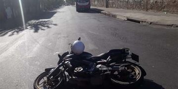 Un motociclista chocó contra un colectivo