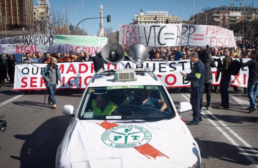 Miles de taxistas se manifiestan contra Uber y Cabify con una huelga general en Madrid y Barcelona