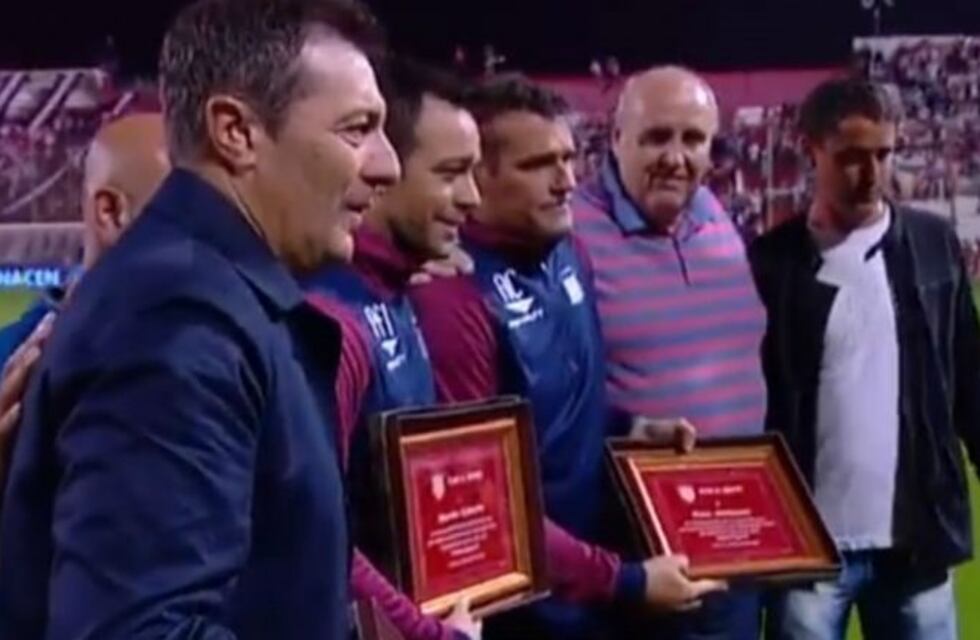 Kudelka recibió un reconocimiento en la previa del partido contra Unión