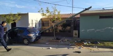 Por el impacto uno de los autos se subió a la vereda y generó destrozos\u002E