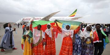 Festejos en el vuelo de etíopes y eritreanos (Web)