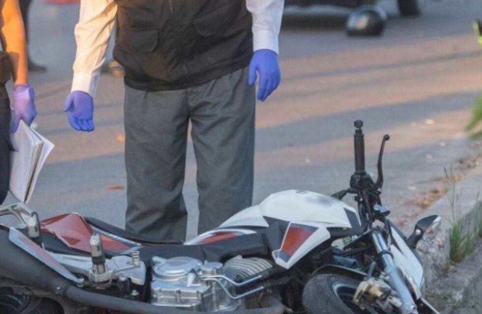 Recibió un disparo en los testículos y cayó con su moto a la acequia